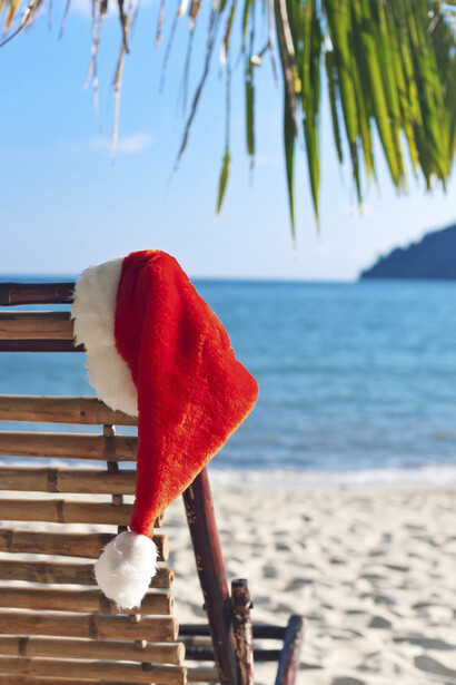 Gorro de Navidad con playa al fondo