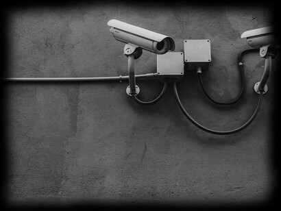 Uma outra questão, de natureza ética e política, tem a ver com o uso de
tecnologias para a vigilância dos cidadãos