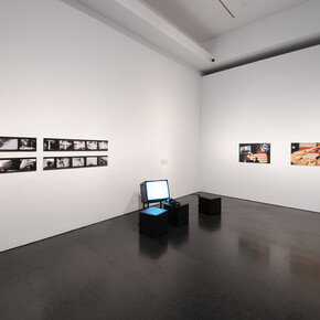 Coco Fusco, He aprendido a nadar en seco, vista de exhibición. Cortesía del Museu d’Art Contemporani de Barcelona