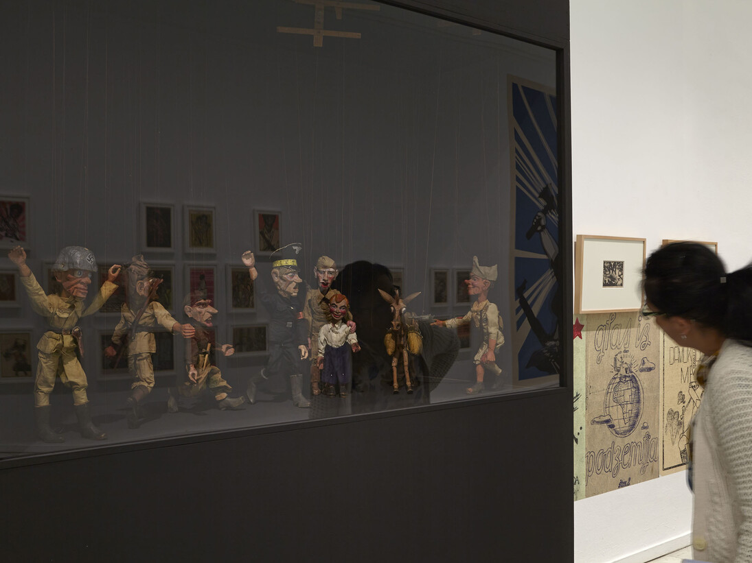 Vista de sala Arte Partisano con el Teatro de marionetas partisano de Eslovenia, de Lojze Lavric. Fotografía: Joaquín Cortès/Román Lores. Museo Nacional Centro de Arte Reina Sofía, 2014