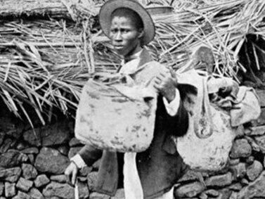 Caboverdiano. Da fome de 1947 ainda resultou, imaginem, a morna Sodad, escrita pelo comerciante sãonicolauense Armando Zeferino Soares, uma música emblemática de Cabo Verde, que reflete a dor de ver partir tantos caboverdianos para a imigração forçada e o sentimento tão caboverdiano do querer ficar e ter de partir