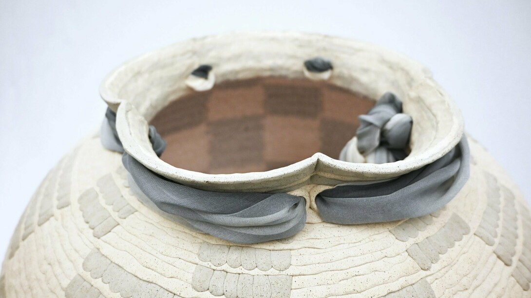 YoonJee Kwak, Patterned Memories, Dori Series No.1 (detail), 2024,
Hand-built stoneware, colored stoneware, silk fabric,
20 x 21 x 21 inches. Courtesy of the artist and Gerald Peters Contemporary