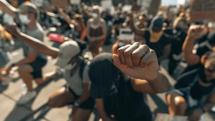 Punhos levantados em solidariedade