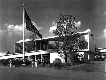 Descubra a história do Pavilhão de Nova York de 1939, projeto marcante dos arquitetos Lucio Costa e Oscar Niemeyer. Um ícone da arquitetura moderna brasileira. Fotos do acervo de Carlos Eduardo Comas