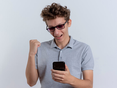 Adolescente celebrando haber ganado en un juego de apuestas online