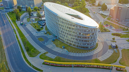 Las transacciones sí que saben vivir. Centro de negocios, diseñado por la firma PLH de Dinamarca y ubicado en el distrito financiero de Vilna, 2020, Lituania