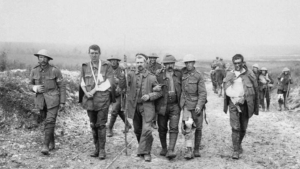 Soldados británicos heridos y un prisionero alemán durante la batalla del Somme, en julio de 1916