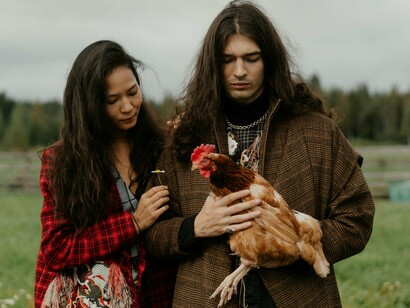 Casal com galinha. 
 Tem gente que se diz intensa, mas não aguenta cinco minutos de silêncio na presença de alguém real