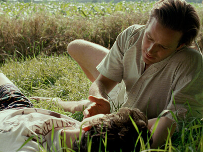 Oliver con il suo arrivo certamente scuote gli ormoni “adolescenti” di Elio