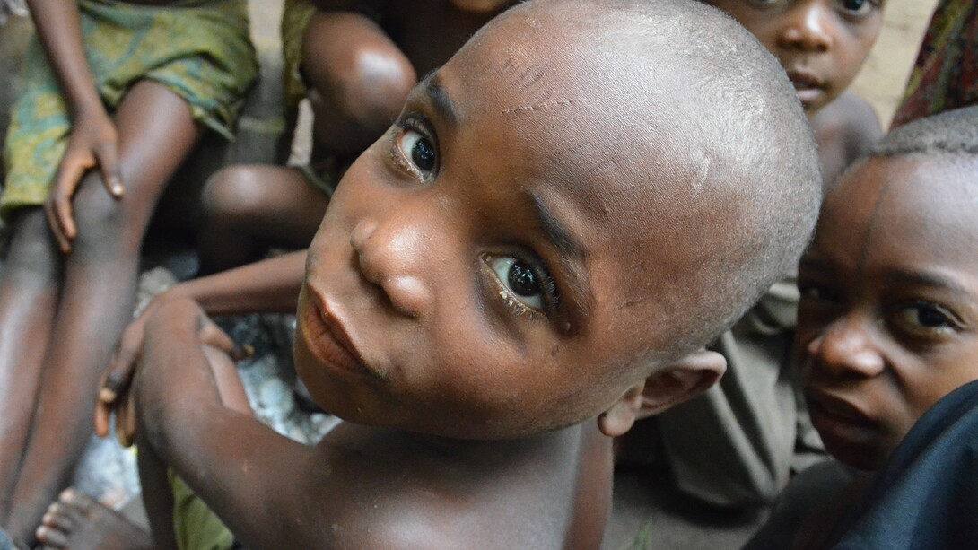 Los niños bayakas del Congo reciben como pago por limpiar letrinas pegamento para esnifar y alcohol. © C. Fornellino Romero/Survival