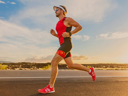 Hombre entrena con un equipamiento especial para correr