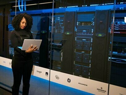 A ética da inteligência artificial não pode ser acessória, tardia ou contemplativa. Ela precisa ser proativa e orientadora. Não é suficiente perguntar se as direções tomadas pela inovação digital são corretas ou equivocadas. A ética digital deve antecipar e guiar o progresso da tecnologia, respeitando três critérios sucessivos: viabilidade, sustentabilidade ambiental e aceitabilidade social. A partir desse ponto, poderemos discutir coletivamente o que é preferível. Essa hierarquia de prioridades impede que decisões importantes sejam pautadas apenas por interesses financeiros, pelo fascínio técnico ou pela lógica da urgência