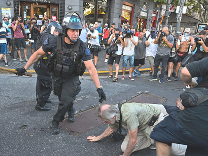 Jubilado atacado por la policía, Buenos Aires, Argentina. La resistencia se nutre de consignas solidarias como “nadie se salva solo”, que resignifican el compromiso colectivo