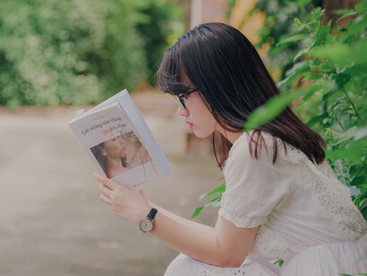 A young girl reading with memory loss can have difficulties with longer stories
