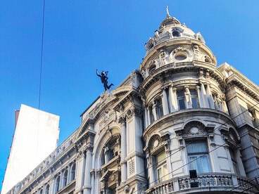 Otro fulano, Javier Macaya, le lleva no las de abajo sino la contra: no veo una renuncia a retirar el proyecto, creo que a los políticos muchas veces les cuesta tragarse el orgullo de lo que significa si el proyecto lleva una u otra firma. Edificio histórico de El Mercurio, 1899-1901. Valparaíso, Chile