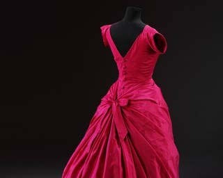 Evening dress, Cristóbal Balenciaga, about 1955, Paris, France. Museum no. T.427-1967. © Victoria and Albert Museum, London