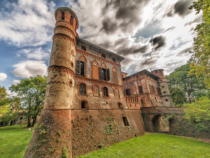 Trasformato nel Seicento in dimora signorile dai Balbi e circondato da un ampio parco. il  Castello Balbi di Piovera è adesso proprietà privata (Maurizio Beatrici)