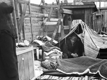 Blue Skies, Red Panic. Courtesy of Museum für Fotografie