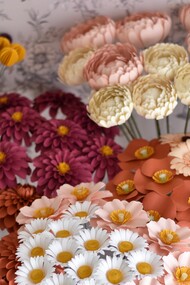 I paper florist trasformano semplici fogli di carta in composizioni floreali che sembrano vive.
