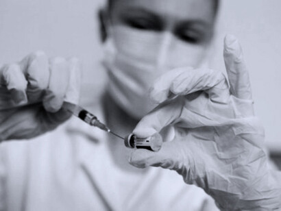Aún no se sabe con certeza si estas vacunas previenen la transmisión del virus o simplemente protegen a los vacunados de formas graves