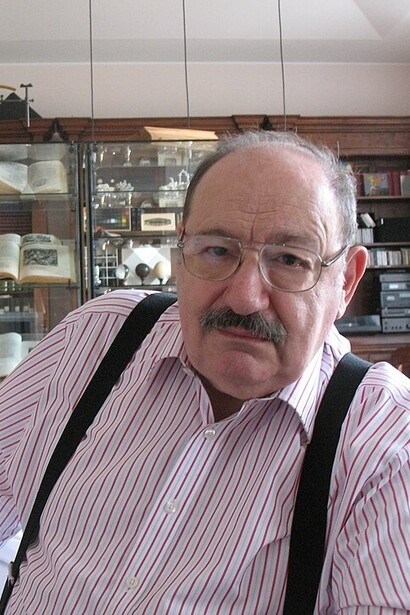 Umberto Eco. La sua opera più famosa, "Il nome della rosa", ha ottenuto un successo internazionale, unendo il mistero di un giallo medievale con profonde riflessioni filosofiche e religiose