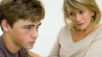 Una madre habla con su hijo