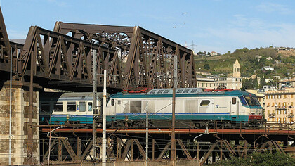 Il viadotto "Coronata" nel punto in cui sovrappassava la linea Genova-Ventimiglia (ph Giorgio Scagni), 2007