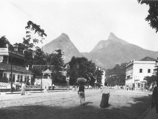 Cosme Velho, no Rio de Janeiro, século XIX. Há 17 anos, na Casa das Artes de Laranjeiras (CAL), uma inspiração me levou a um projeto apaixonante: a republicação das 'Poesias Completas de Machado de Assis'. Tive uma "visão" do próprio Machado, criança, correndo pelas ruas do Cosme Velho e daí surgiu a ideia. Não contente, meu livro de poesias de Machado de Assis, foi uma lenda de procrastinação