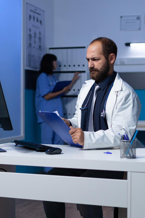 Doctores trabajando. Los servicios médicos tradicionales son proporcionados principalmente en entornos físicos como hospitales y clínicas