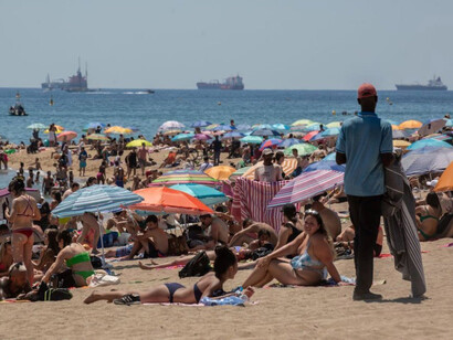 Playa de Barcelona durante la ola de calor del verano de 2022, España