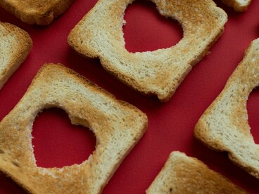 Lembro da minha primeira postagem sobre saúde mental — feita com o coração na mão e a esperança no olhar. Pouco tempo depois, duas comunidades da área me responderam, interessadas em “parcerias”. Meu coração acelerou, minhas mãos suaram, e a respiração ficou curta diante daquela validação inesperada