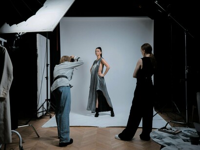 Modelo é fotografada para grife. Os exemplos acima clarificam o principal: o co-branding é uma forma de mutualismo no mundo da moda já que ambas as marcas se beneficiam (e devem se beneficiar) da colaboração