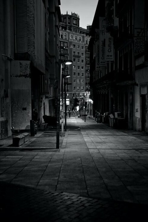 Soprattutto la sera, quando forse dovrei sentirmi meno sicura, la strada ha un che di affascinante. Meglio ancora se ha piovuto da poco e se le stelle ancora rade spuntano tra i ricordi delle nuvole chiare di qualche ora prima