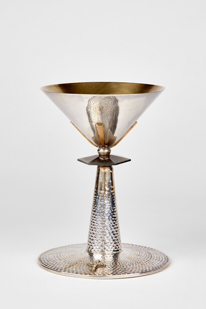 Calice de l'orfèvre Dom Louis Gay (1888-1966), argent partiellement doré, pierres précieuses, daté 1932 (© Collection de l'Abbaye de Clervaux, photo T. Lucas).