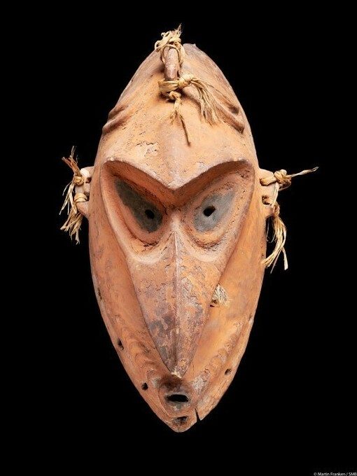 Maske mit hervortretender Nase, Holz, Fasern, schwarze Pigmente, roter Ocker, 55 × 19,5 × 26 cm, Watam-Sprachgruppe, Dorf Watam, Gesammelt 1900 durch Lan a Goan von der Neuguinea-Kompagnie, Berlin, Ethnologisches Museum, Inv. VI 21428, © Staatliche Museen zu Berlin – Preußischer Kulturbesitz, Ethnologisches Museum, Foto: Martin Franken