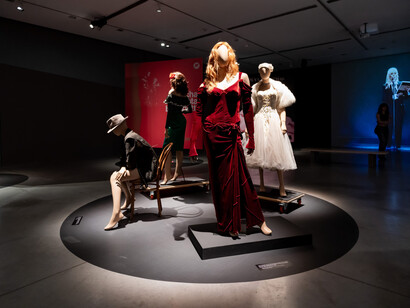 Nacha Guevara, Here I am, exhibition view. Courtesy of Museo de Arte Moderno de Buenos Aires