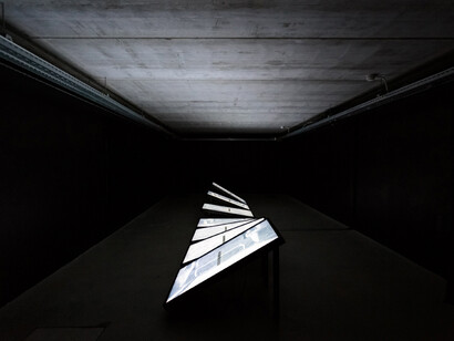 Ryoichi Kurokawa
ad/ab Atom
2017
Installazione audiovisiva (7 display, audio 4 canali), 8 minuti
© L’artista. Courtesy di GNRation. Foto: Hugo Sousa
