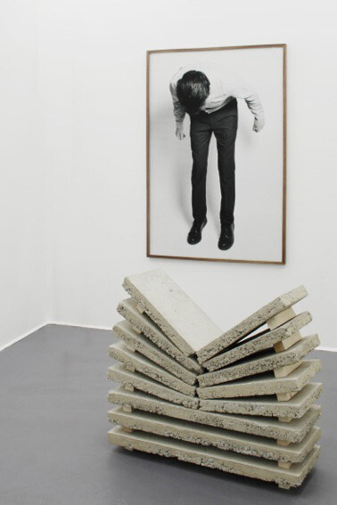 Thomas Cristiani & Antoine Roux, Split, 2013, Tirage jet d'encre, cadre en noyer, 100 x 150 cm, Béton et bois, 40 x 120 x 110 cm, Pièce unique, Courtesy : Un-Spaced Gallery 
