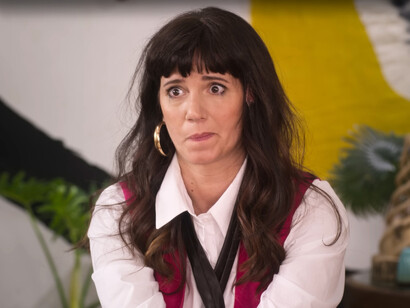 La serie muestra cómo Vicky, influenciada por ideales románticos tradicionales, choca con un mundo narcisista donde el compromiso es fugaz y las relaciones son descartables