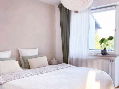 El dormitorio debe ser el lugar de descanso y hay que evitar utilizar en él la televisión, el ordenador o cualquier otro tipo de dispositivo electrónico. Las ondas electromagnéticas que emiten estos aparatos generan en nuestro cerebro un tipo de estrés que puede llevarnos a dormir mal  