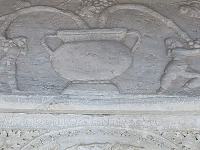 Il sarcofago romano di Elio Sabino, dettaglio, foto di Claudio Cheirasco