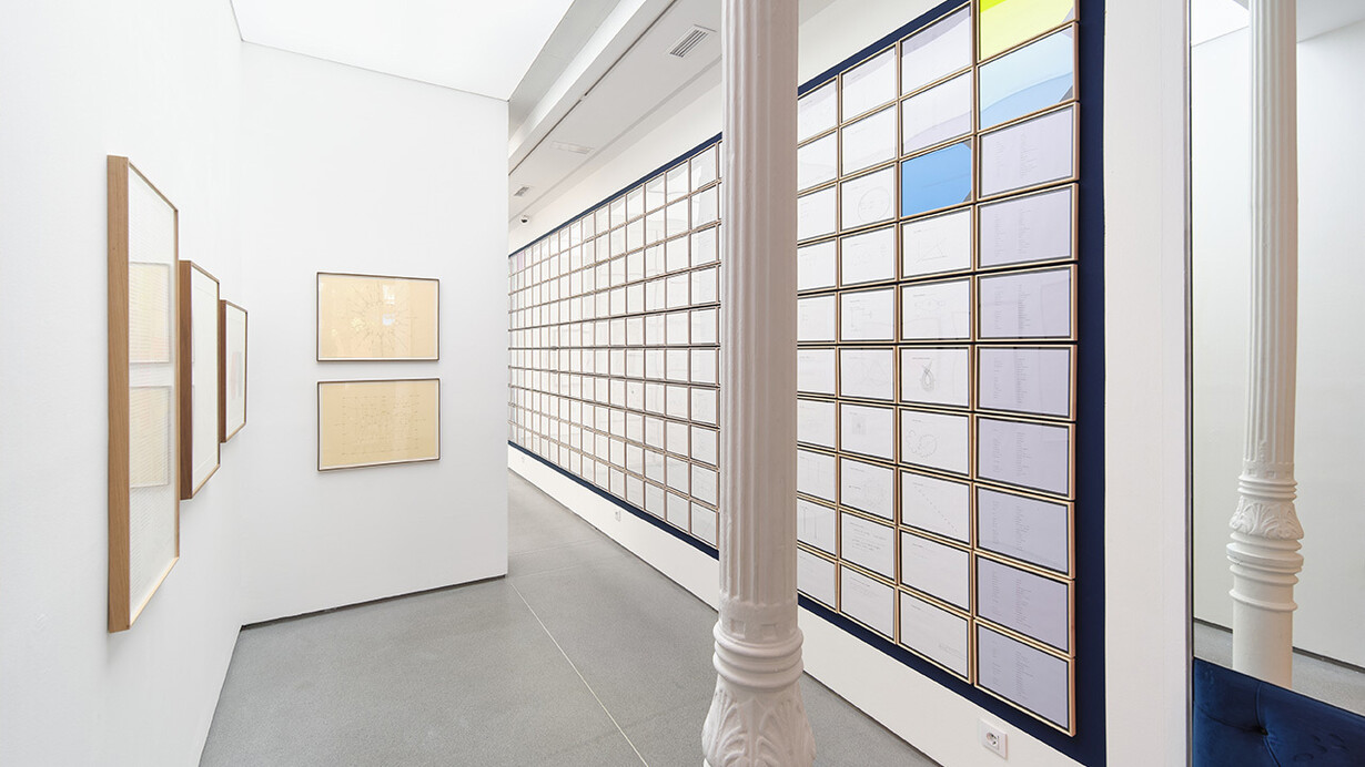 Esther Ferrer, Isidoro Valcárcel y Tom Johnson, En un océano infinito de números, nadar o hundirse en la lógica, vista de exhibición. Cortesía de 1 Mira Madrid