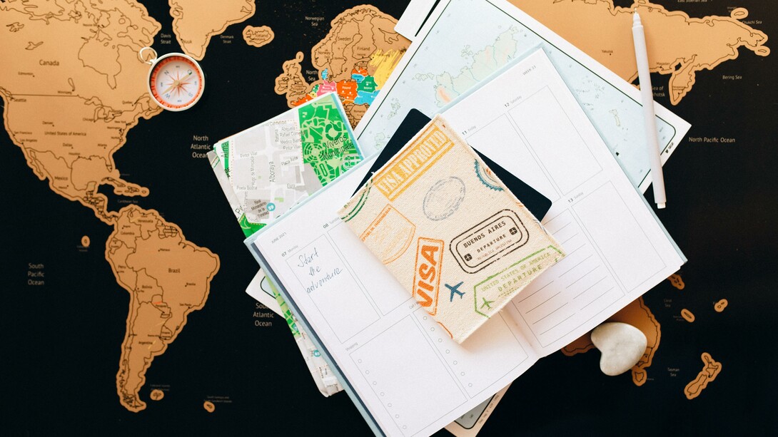 Passaporte em cima de uma agenda