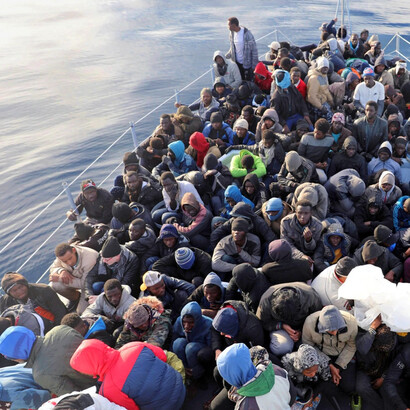Migrantes en un barco de la Guardia Costera Libia en el mar Mediterráneo