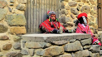 Niños vestidos con trajes tradicionales de los pueblos collas en Perú
