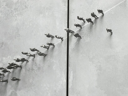 Peter Burke, Broken Line (detail), 2015, Lacquered cast steel figures & galvanised steel, Unique, signed, 120 x 240 cm (47.2 x 94.5 in.)
