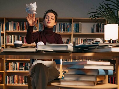 Mulher escreve livro. Saramago nos diz: “um livro é acima de tudo, a expressão de uma parcela identificada da humanidade: o seu autor. Pergunto-me até, se o que determina o leitor a ler não será uma secreta esperança de descobrir no interior do livro – mais do que a história que lhe será narrada – a pessoa invisível, mas omnipresente do seu autor…”