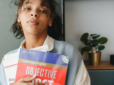 Estudante de inglês. A Universidade de Cambridge aponta que além deste rejuvenescimento, o aprendizado tem um impacto muito positivo na memória, além de melhorar a autoconfiança e auto estima e também na capacidade do ser humano em sentir-se alegre e positivo