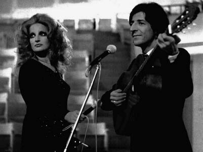 Mina e Giorgio Gaber, (1972). Quel rockettaro magro, sciolto, dal sorriso garbato che vede sul palco gli piace molto, tanto da dargli un appuntamento per la mattina successiva al numero 1 della Galleria del Corso, dove ha sede la casa discografica Ricordi
