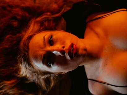 Mulher deprimida. Uma doença, um acidente, um ente querido a precisar de ajuda ou a passar por problemas sérios, uma relação que se desfaz ou uma série de acontecimentos que são colocados no nosso caminho apenas e meramente para crescermos